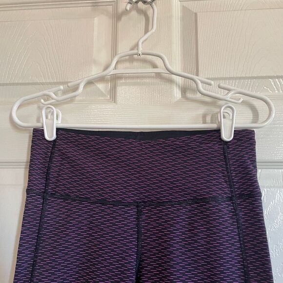Lululemon Size 8 Gear Up Crop Athletic Leggings Purple Black - Picture 5 of 9